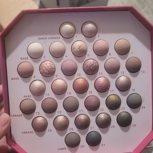 Laura Geller 31-Shade Eyeshadow Palette with Neutrals and Metallics